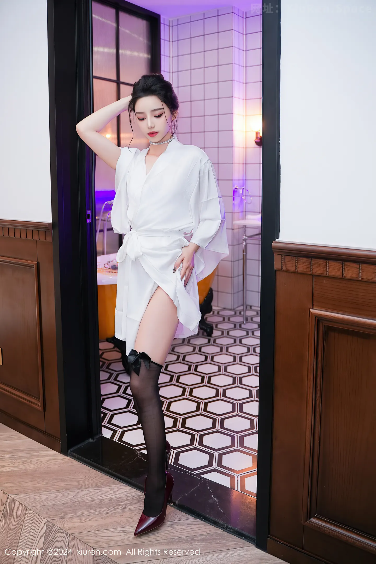 图片[4]-[XiuRen秀人网]VOL.8283 模特苏曼兮浴室场景性感白色连衣裙配黑丝袜秀丰腴美臀诱惑写真84P-秀人网官方网站